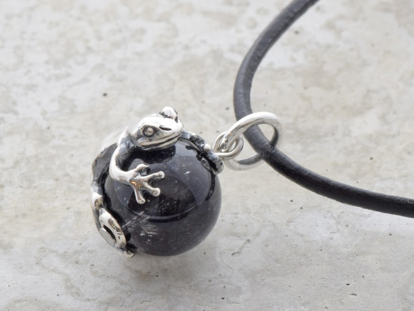 蛙(かえる)玉ペンダント 高密度トルマリン入り水晶 革ヒモネックレス