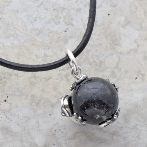 蛙(かえる)玉ペンダント 高密度トルマリン入り水晶 革ヒモネックレス