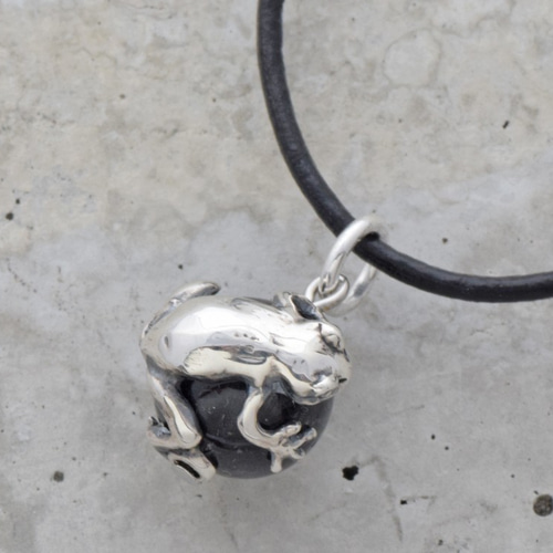 蛙(かえる)玉ペンダント 高密度トルマリン入り水晶 革ヒモネックレス