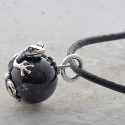 Frog ball pendant tourmaline crystal leather cord necklace 第4張的照片