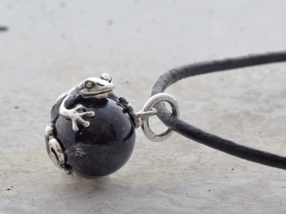 Frog ball pendant tourmaline crystal leather cord necklace 第4張的照片