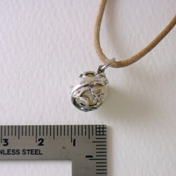 Gecko ball pendant freshwater pearl cut leather cord necklac 第3張的照片