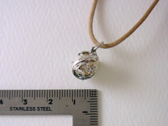 Gecko ball pendant freshwater pearl cut leather cord necklac 第3張的照片
