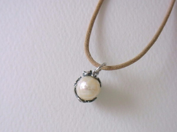 Gecko ball pendant freshwater pearl cut leather cord necklac 第2張的照片