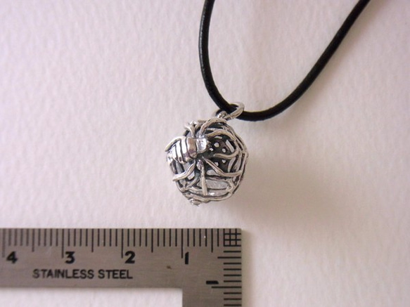 Spider ball pendant crack crystal leather cord necklace 第3張的照片