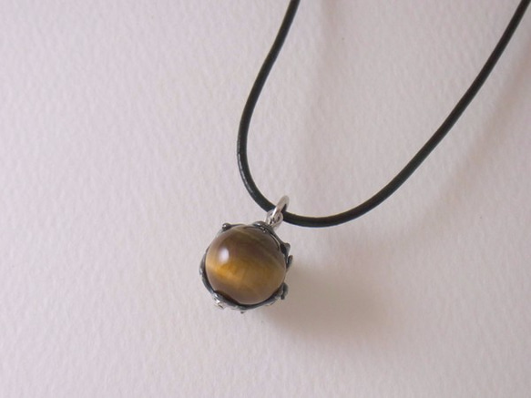 Spider ball pendant Tiger Eye strap Necklace 第2張的照片