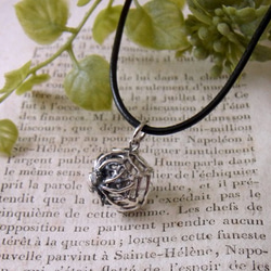 Spider ball pendant silver rutile quartz leather cord neckla 第1張的照片