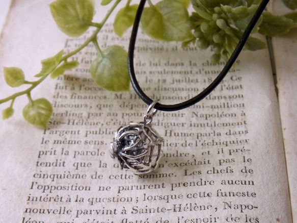 Spider ball pendant silver rutile quartz leather cord neckla 第1張的照片