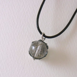 Spider ball pendant silver rutile quartz leather cord neckla 第2張的照片