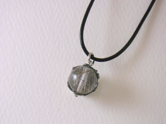 Spider ball pendant silver rutile quartz leather cord neckla 第2張的照片