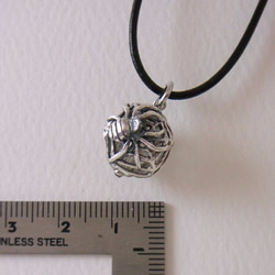 Spider ball pendant silver rutile quartz leather cord neckla 第3張的照片