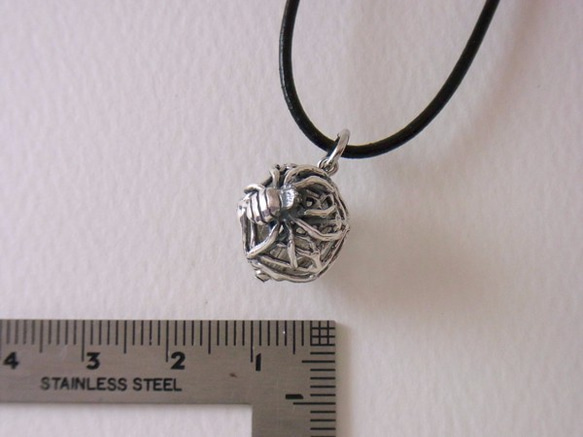 Spider ball pendant silver rutile quartz leather cord neckla 第3張的照片