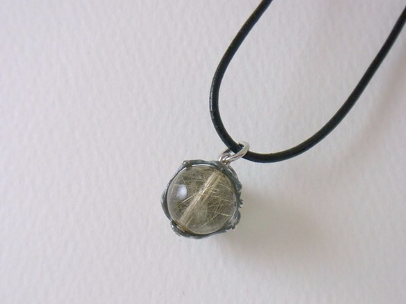 Spider ball pendant gold rutile quartz leather cord necklace 第2張的照片