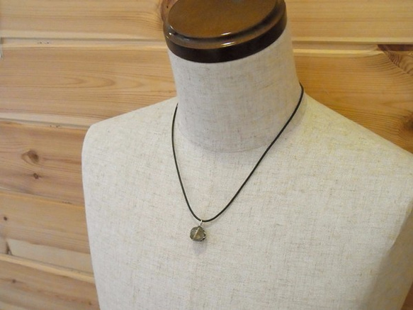 Spider ball pendant gold rutile quartz leather cord necklace 第5張的照片