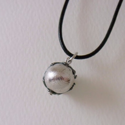 Spider ball pendant Gibeon leather cord necklace 第2張的照片