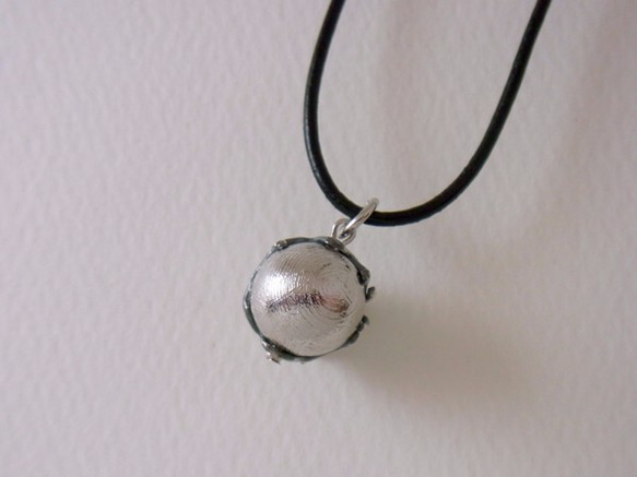 Spider ball pendant Gibeon leather cord necklace 第2張的照片