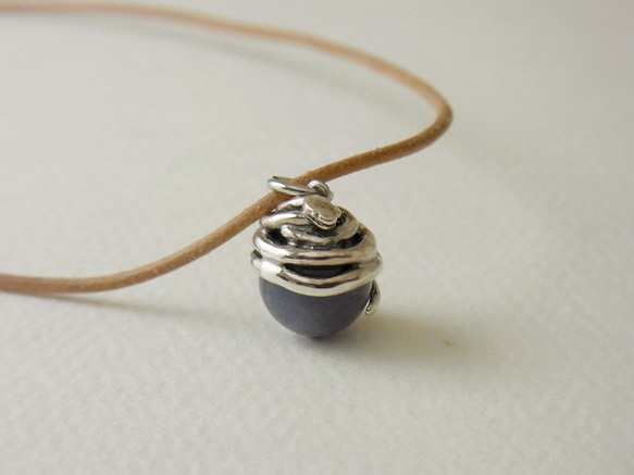 Snake ball pendant tanzanite leather cord necklace 第3張的照片