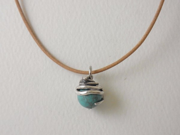 Snake ball pendant turquoise leather cord Necklace 第2張的照片