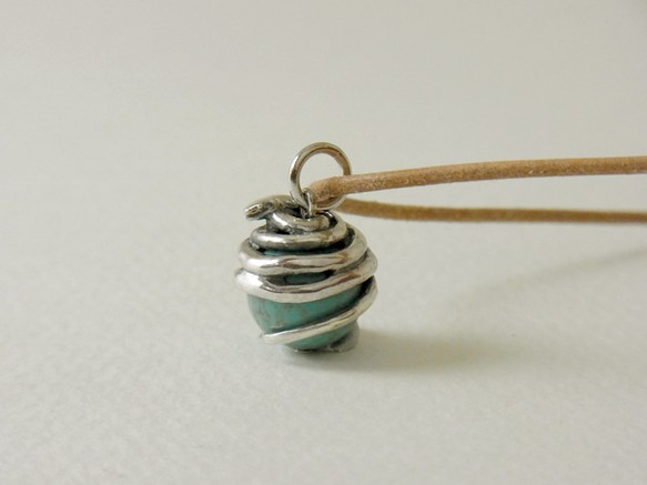 Snake ball pendant turquoise leather cord Necklace 第4張的照片