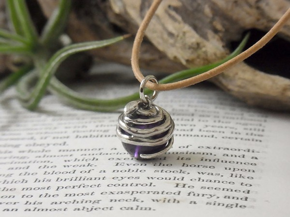 Snake ball pendant amethyst leather cord necklace 第1張的照片