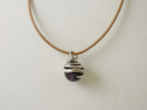Snake ball pendant amethyst leather cord necklace 第2張的照片