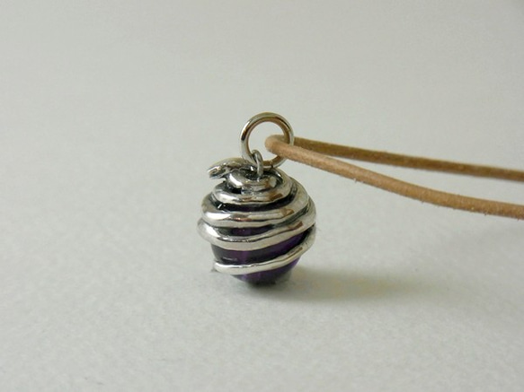 Snake ball pendant amethyst leather cord necklace 第3張的照片