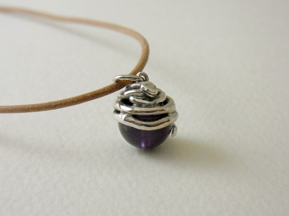 Snake ball pendant amethyst leather cord necklace 第4張的照片