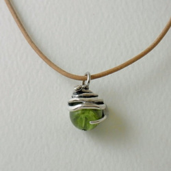 Snake ball pendant peridot leather cord necklace 第2張的照片