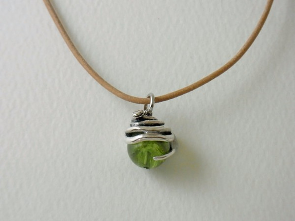 Snake ball pendant peridot leather cord necklace 第2張的照片