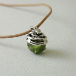 Snake ball pendant peridot leather cord necklace 第3張的照片