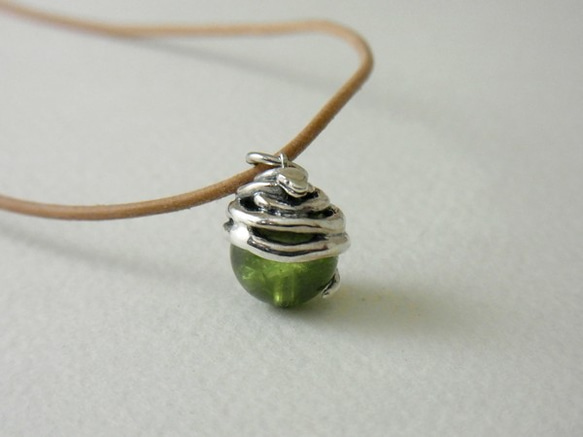 Snake ball pendant peridot leather cord necklace 第3張的照片
