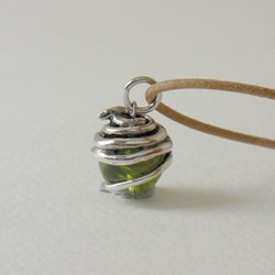 Snake ball pendant peridot leather cord necklace 第4張的照片