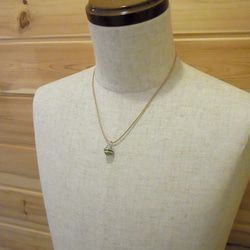 Snake ball pendant peridot leather cord necklace 第5張的照片