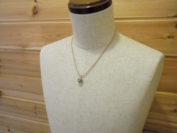 Snake ball pendant peridot leather cord necklace 第5張的照片