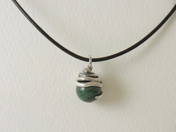 Snake ball pendant malachite leather cord necklace 第2張的照片