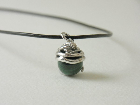 Snake ball pendant malachite leather cord necklace 第4張的照片