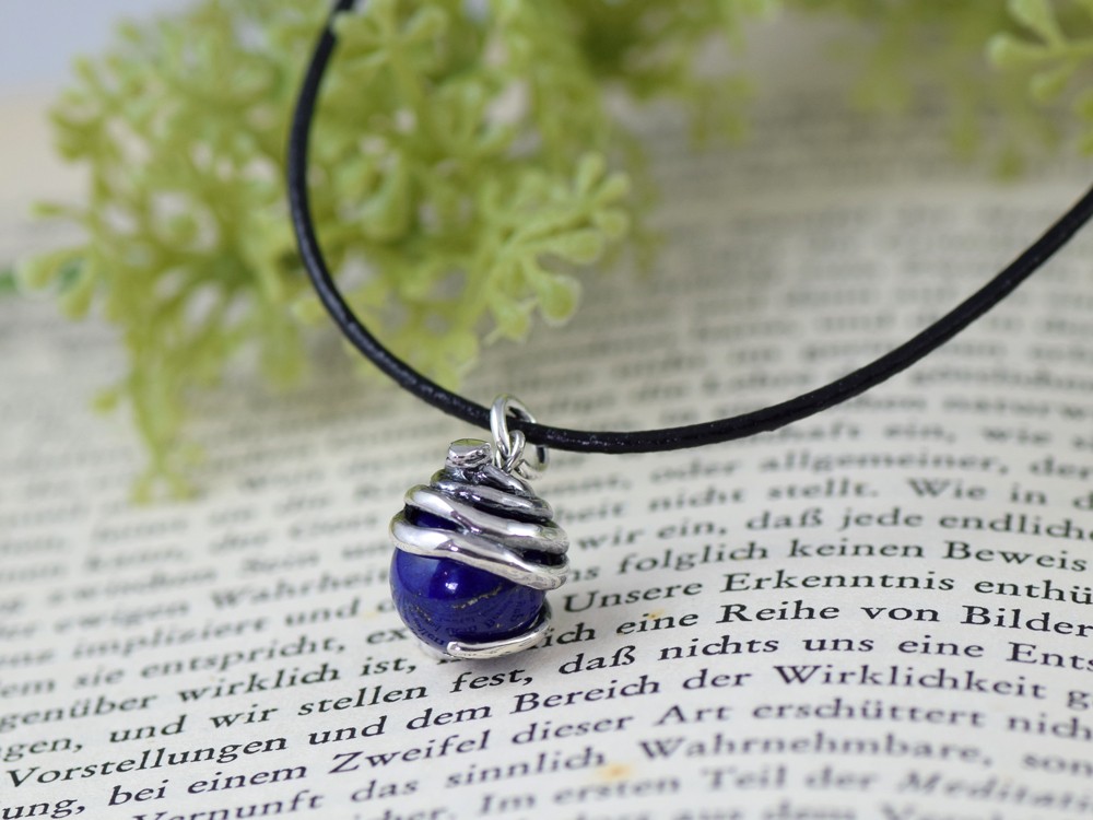 蛇(ヘビ)玉ペンダント　ラピスラズリ　革ヒモネックレス付き