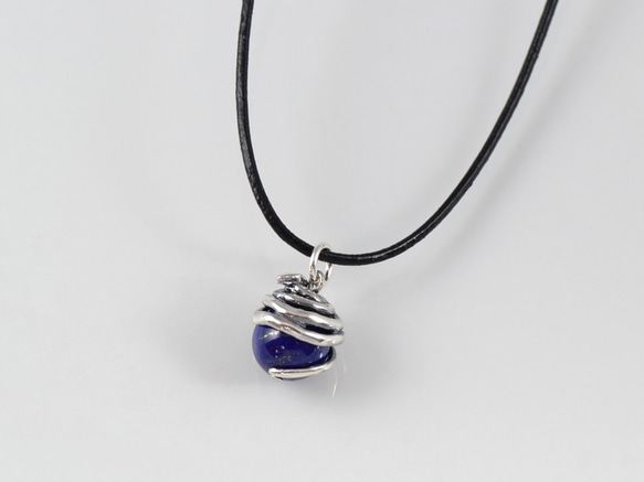 Snake ball pendant lapis lazuli leather cord necklace 第2張的照片