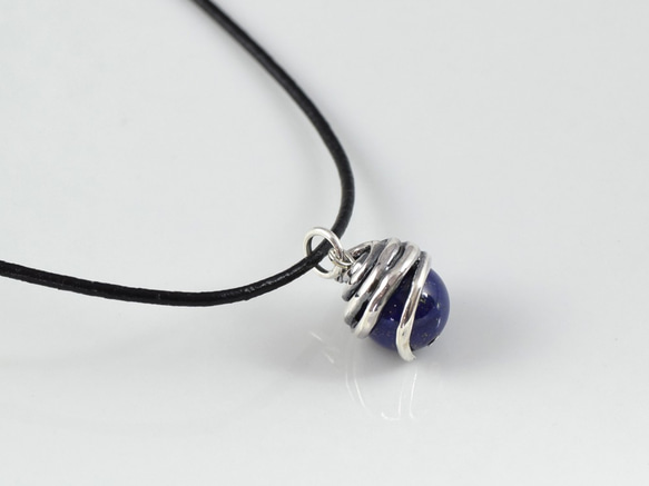 Snake ball pendant lapis lazuli leather cord necklace 第3張的照片