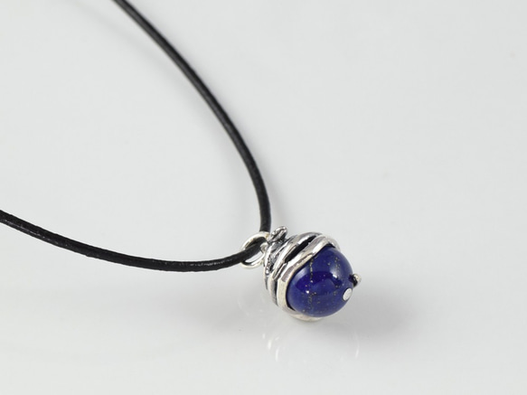 Snake ball pendant lapis lazuli leather cord necklace 第4張的照片