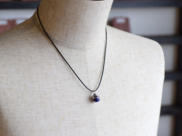Snake ball pendant lapis lazuli leather cord necklace 第6張的照片
