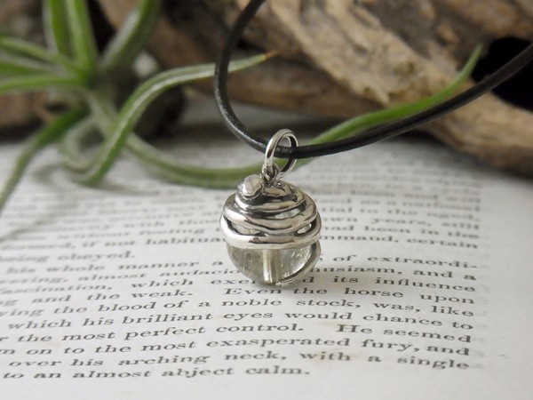 蛇(ヘビ)玉ペンダント　ゴールドルチルクォーツ　革ヒモネックレス付き