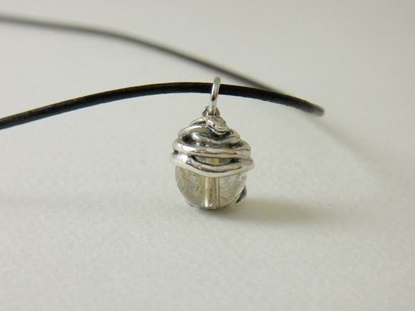 Snake ball pendant gold rutile quartz leather cord necklace 第3張的照片