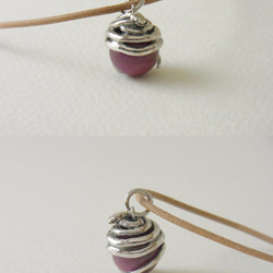 Snake ball pendant ruby leather cord necklace 第3張的照片