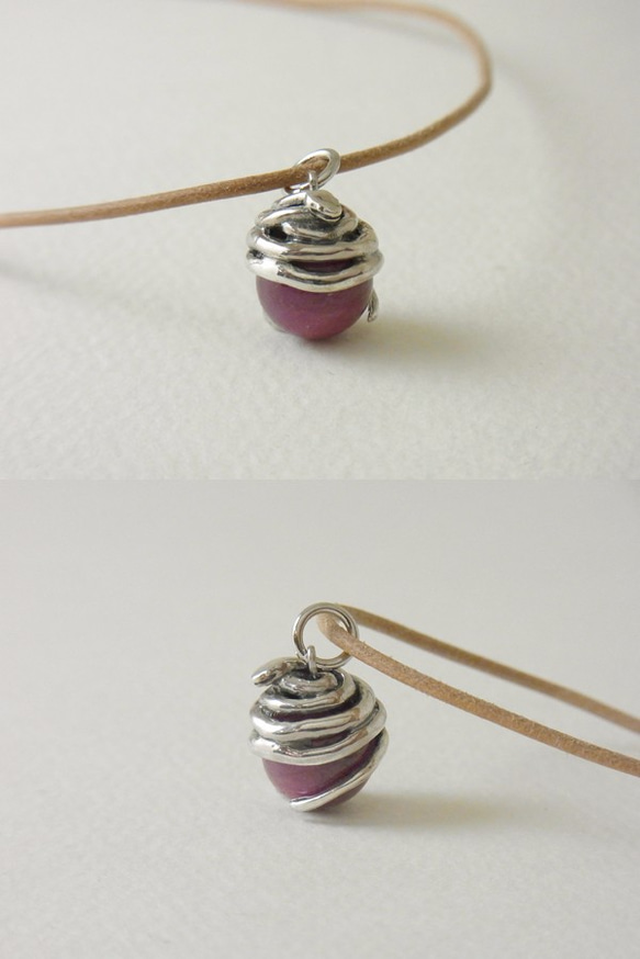 Snake ball pendant ruby leather cord necklace 第3張的照片