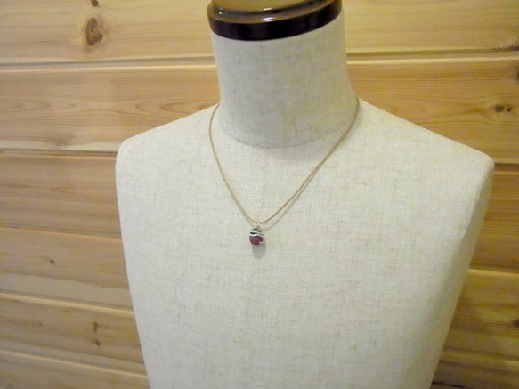 Snake ball pendant ruby leather cord necklace 第4張的照片