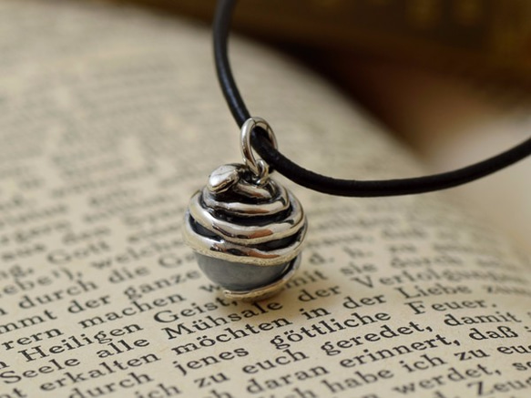 Snake ball pendant aquamarine leather cord necklace 第1張的照片