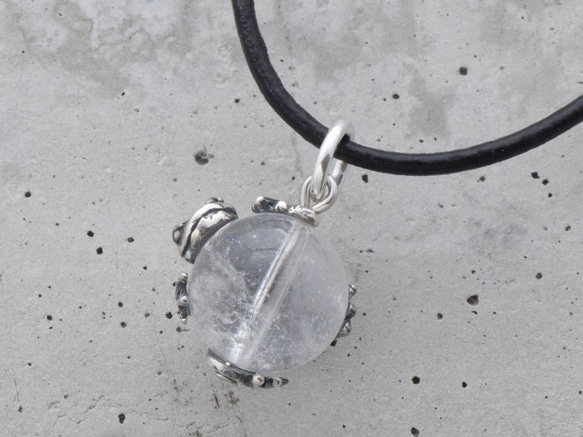 Frog ball pendants Himalayan crystal leather cord necklace 第2張的照片
