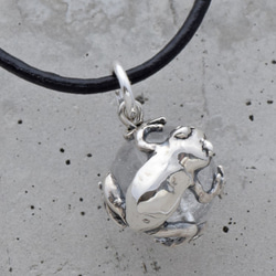 Frog ball pendants Himalayan crystal leather cord necklace 第3張的照片