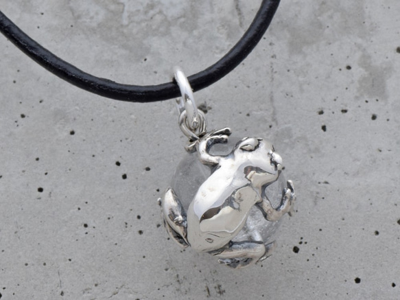 Frog ball pendants Himalayan crystal leather cord necklace 第3張的照片